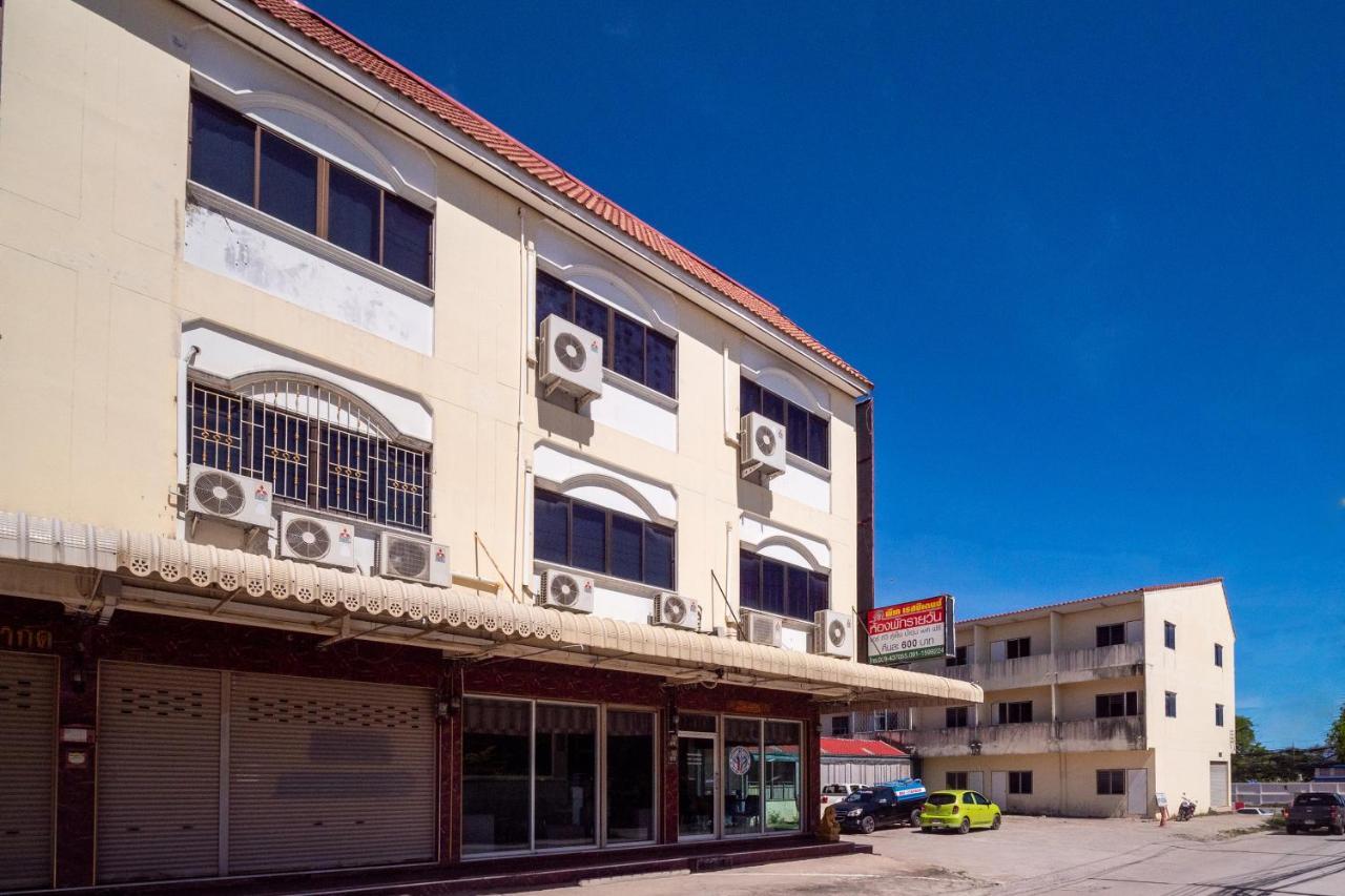 Oyo 836 Pk Residence Sattahip Exterior photo
