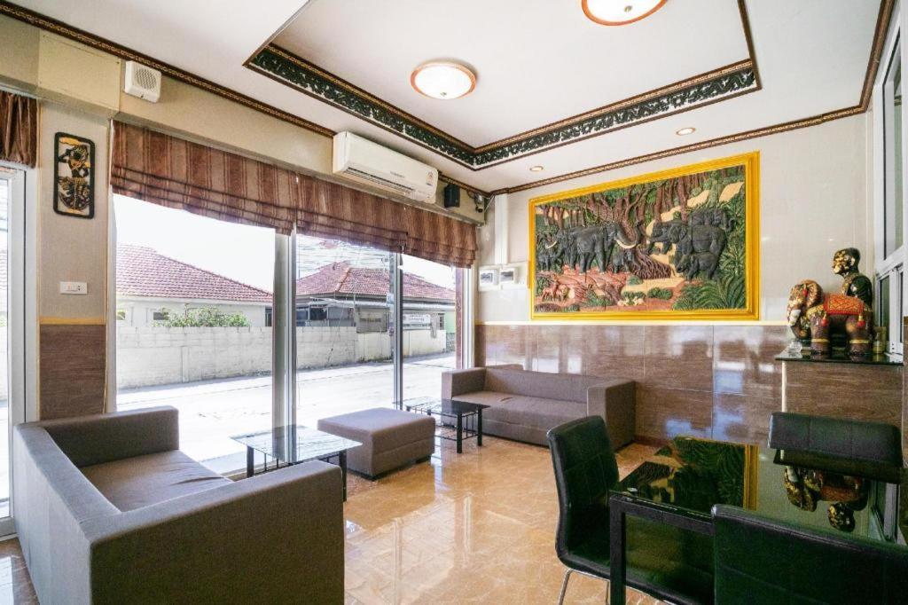 Oyo 836 Pk Residence Sattahip Exterior photo