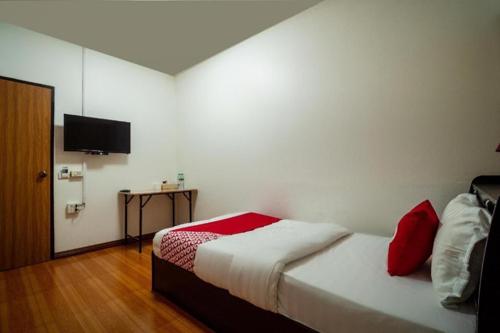 Oyo 836 Pk Residence Sattahip Exterior photo