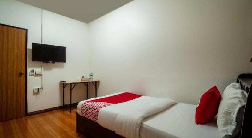 Oyo 836 Pk Residence Sattahip Exterior photo